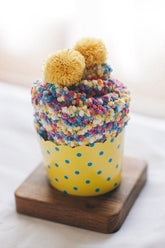 Flauschige Socken mit Bommeln